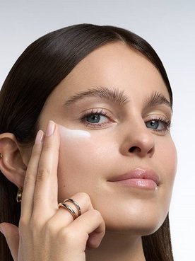 20252803 Oap Revitalift Filler Glass Skin Application 1 Na Dmi Na Na Digital Dmi